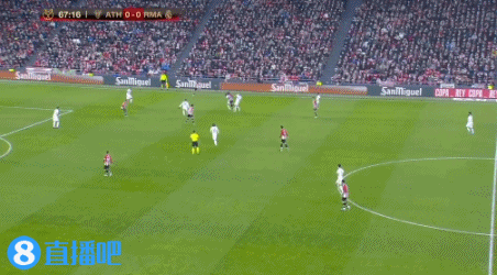 汉克·阿伦在对阵道奇队时完成 715 轰，两名白人球迷冲入场内拥抱他，成为经典一幕